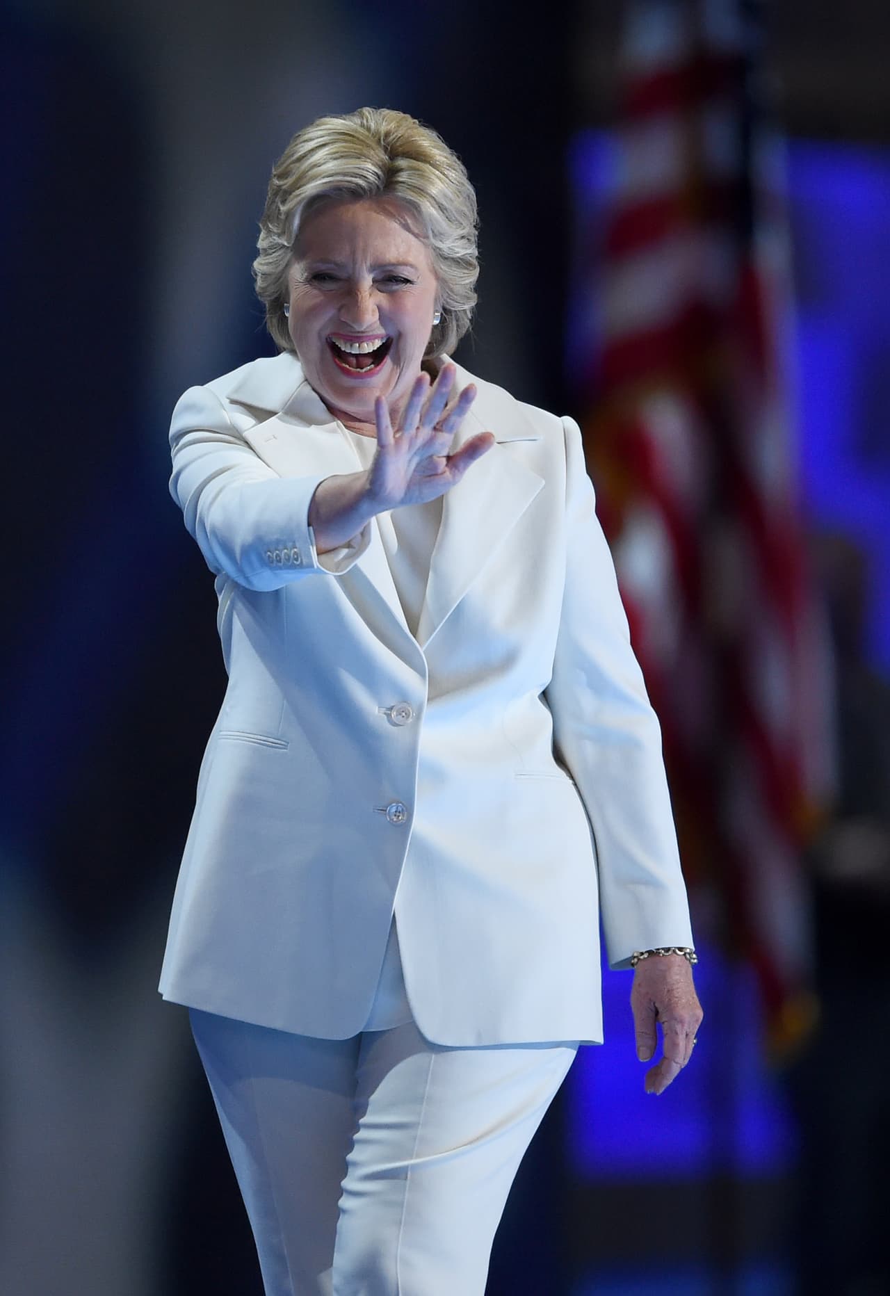 Que Hillary Clinton llevara un traje de saco y pantalón en blanco inmaculado para el último día de la Convención Demócrata no resultó un asunto menor, una vez que en su historia de estilo este color es casi nulo. El blanco conmemoró la primera noche en la que una candidata mujer emprendía su carrera para la presidencia de los Estados Unidos. (TIMOTHY A. CLARY/AFP/Getty Images)