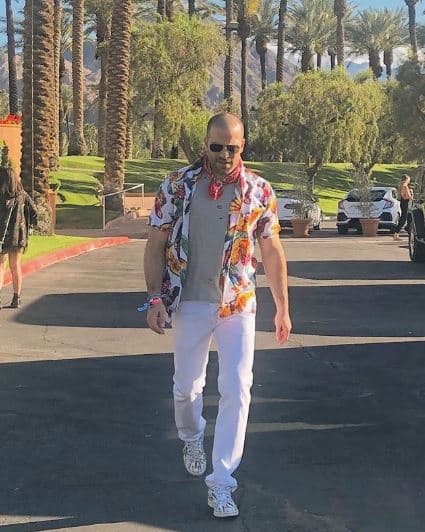 El protagonista de 'Amar a muerte' así lució a su llegada a Coachella 2019.