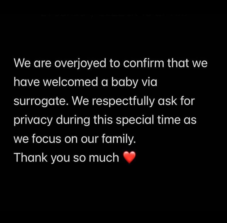 "Estamos encantados de confirmar que hemos dado la bienvenida a un bebé a través de un vientre de alquiler. Pedimos respetuosamente privacidad durante este momento especial mientras nos centramos en nuestra familia", fue lo que escribieron en sus respectivas redes.
