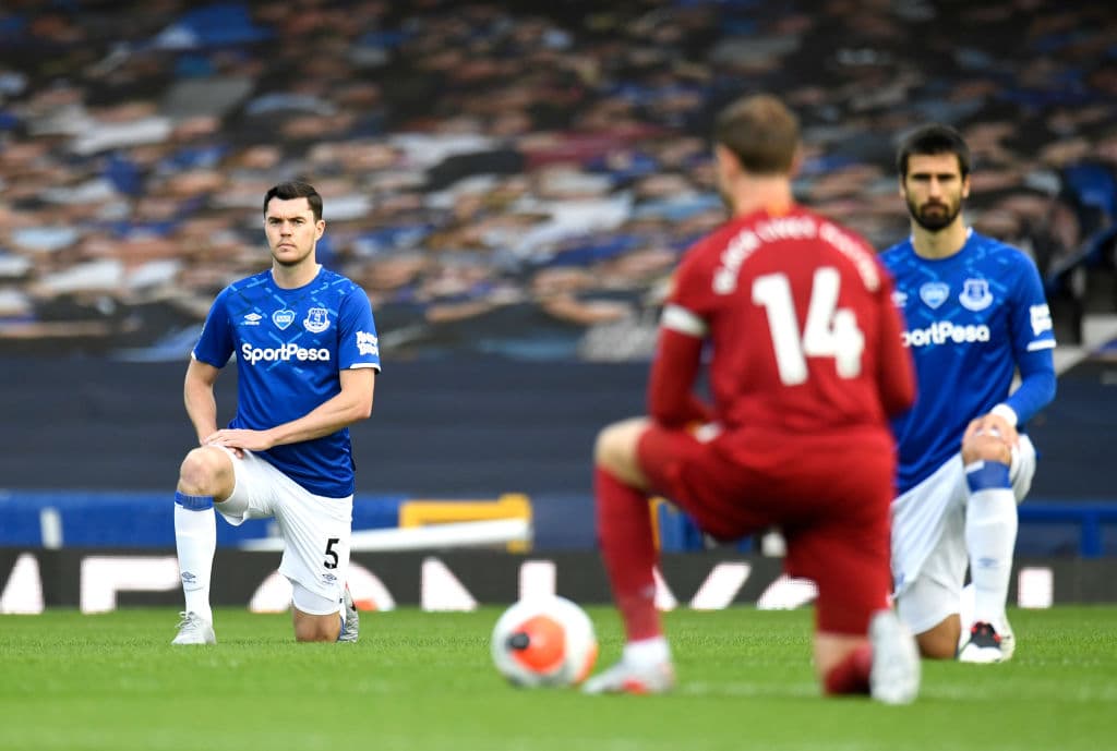 Capitán Henderson encabeza las protestas en Goodison Park durante el Derbi de Merseyside.