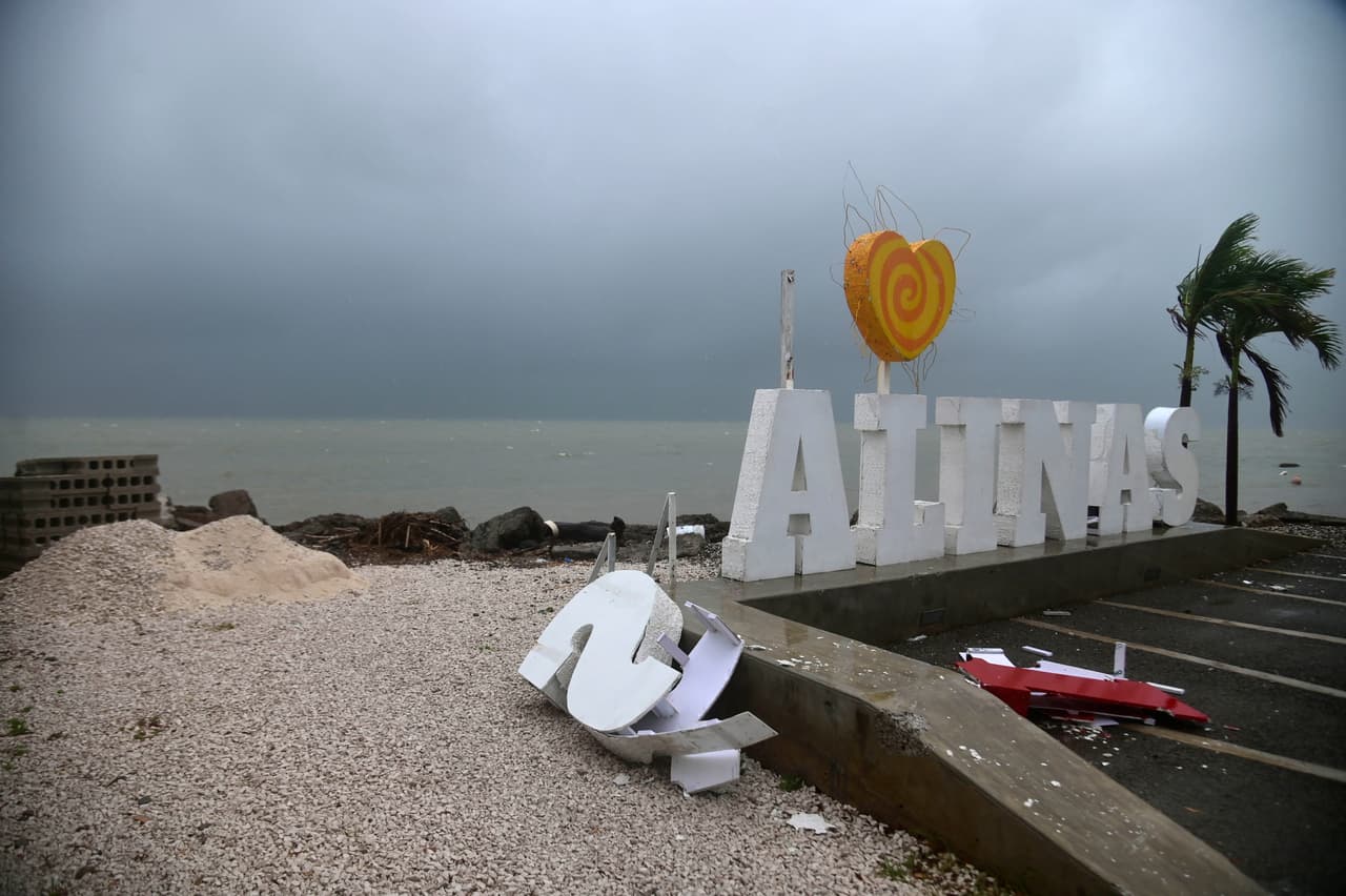 Esta fotografía del sábado 22 de agosto de 2020 muestra un letrero dañado por la tormenta tropical Laura en Salinas, Puerto Rico.
<br>
<br>La tormenta provocó inundaciones repentinas en algunos puntos de la isla el sábado y afectó a la delicada red eléctrica. Más de 200,000 abonados de la Autoridad de Energía Eléctrica (AEE) se quedaron sin suministro el sábado por problemas asociados al paso de la tormenta tropical Laura al sur de Puerto Rico.
