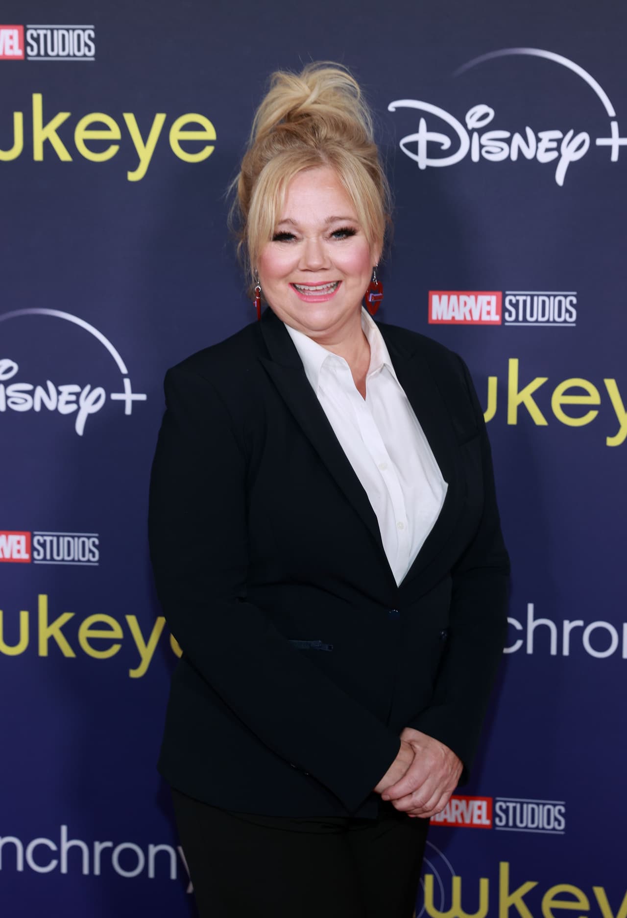 <b>Caroline Rhea</b> interpertó a la entrañable Hilda Spellman y conquistó al público con su talento cómico. Tras finalizar la serie, la actriz continuó trabajando en películas y series, incluso tuvo una participación especial en la versión de Netflix de 'El Mundo Oculto de Sabrina'.