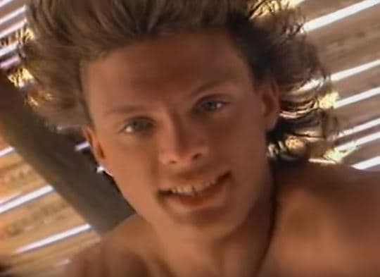 En 1987 Luis Miguel apareció con esta llamativa cabellera con la cual grabó el video del sencillo 'Cuando calienta el sol'.