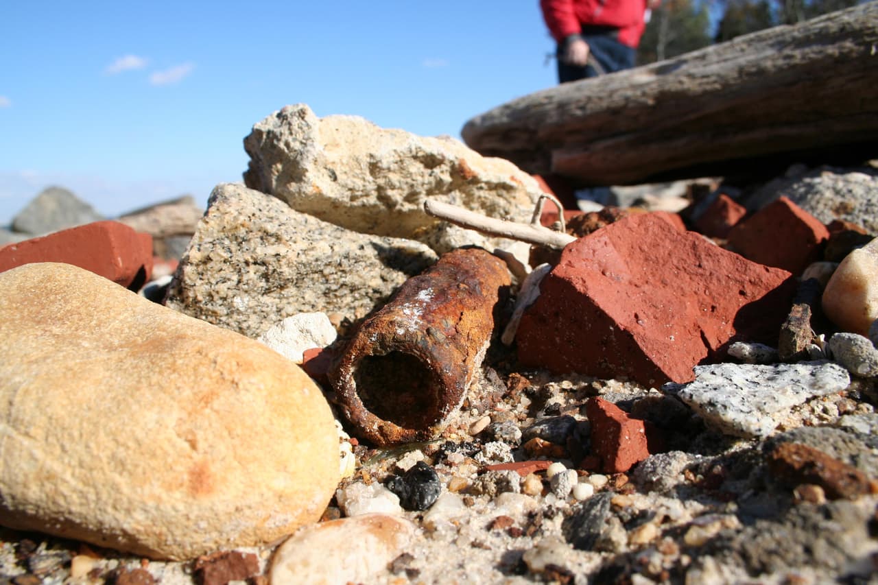 <b>Puesto 11. Arsenal de Nansemond, en Suffolk, Virginia. 70.7 puntos en el sistema de clasificación de peligros. </b>Fue utilizado por el ejército entre 1917 y 1960 para guardar municiones y armas, y allí la marina destruyó explosivos, municiones y productos químicos al final de la Segunda Guerra Mundial. Hasta ahora, el Cuerpo de Ingenieros del Ejército ha eliminado alrededor de 400 explosivos considerados activos. Las actividades de remoción de municiones, que aún continúan en la zona, son consideradas por la EPA como no críticas.