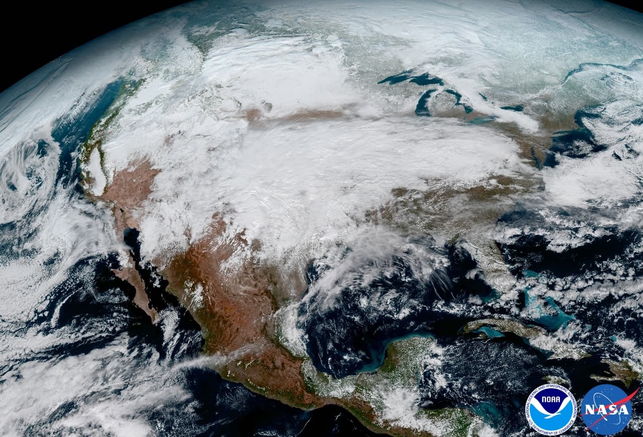 Así quedó retratado desde el espacio el gran sistema de tormentas que atravesó a Norteamérica el 15 de enero de 2017 y causó fuertes heladas que resultaron en la pérdida de vidas en diversos estados.