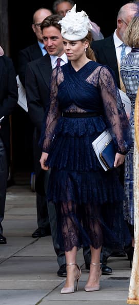 La princesa Beatriz arribó al castillo de Windsor acaparando los flashes de la prensa por su atuendo en transparencias.