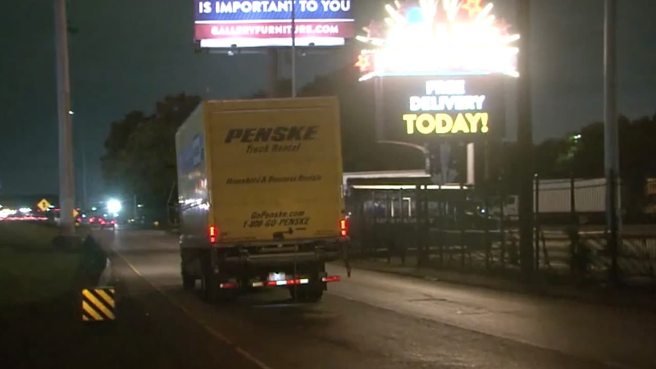 Además de las contribuciones monetarias, 
<a href="https://www.univision.com/local/houston-kxln/mattress-mack-regala-tapabocas-este-viernes-a-la-poblacion-de-houston">"Mattress Mack"</a> y su equipo recolectan donaciones de alimentos no perecederos, agua embotellada, pañales, toallitas para bebés.