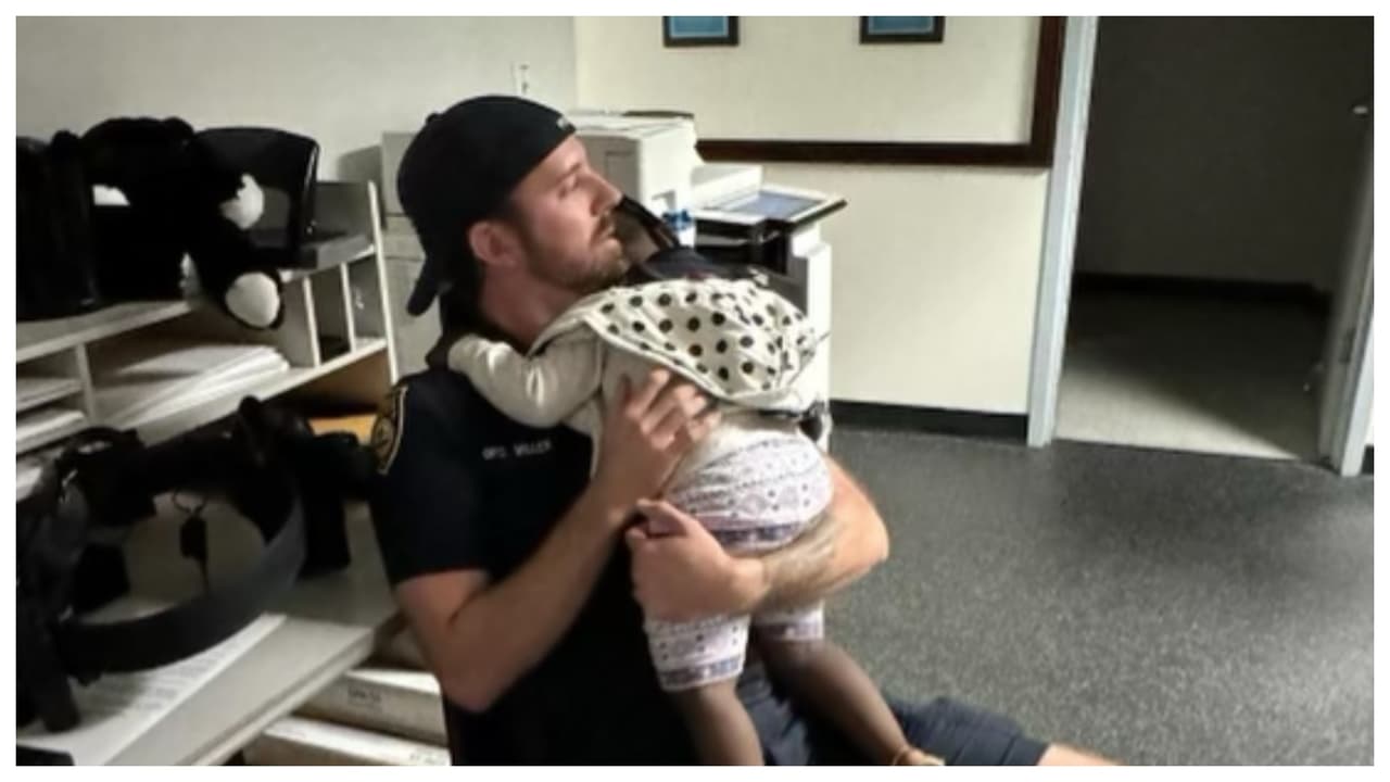 Oficial de Miami Beach halló a una niña de 2 años caminando sola: los padres fueron arrestados