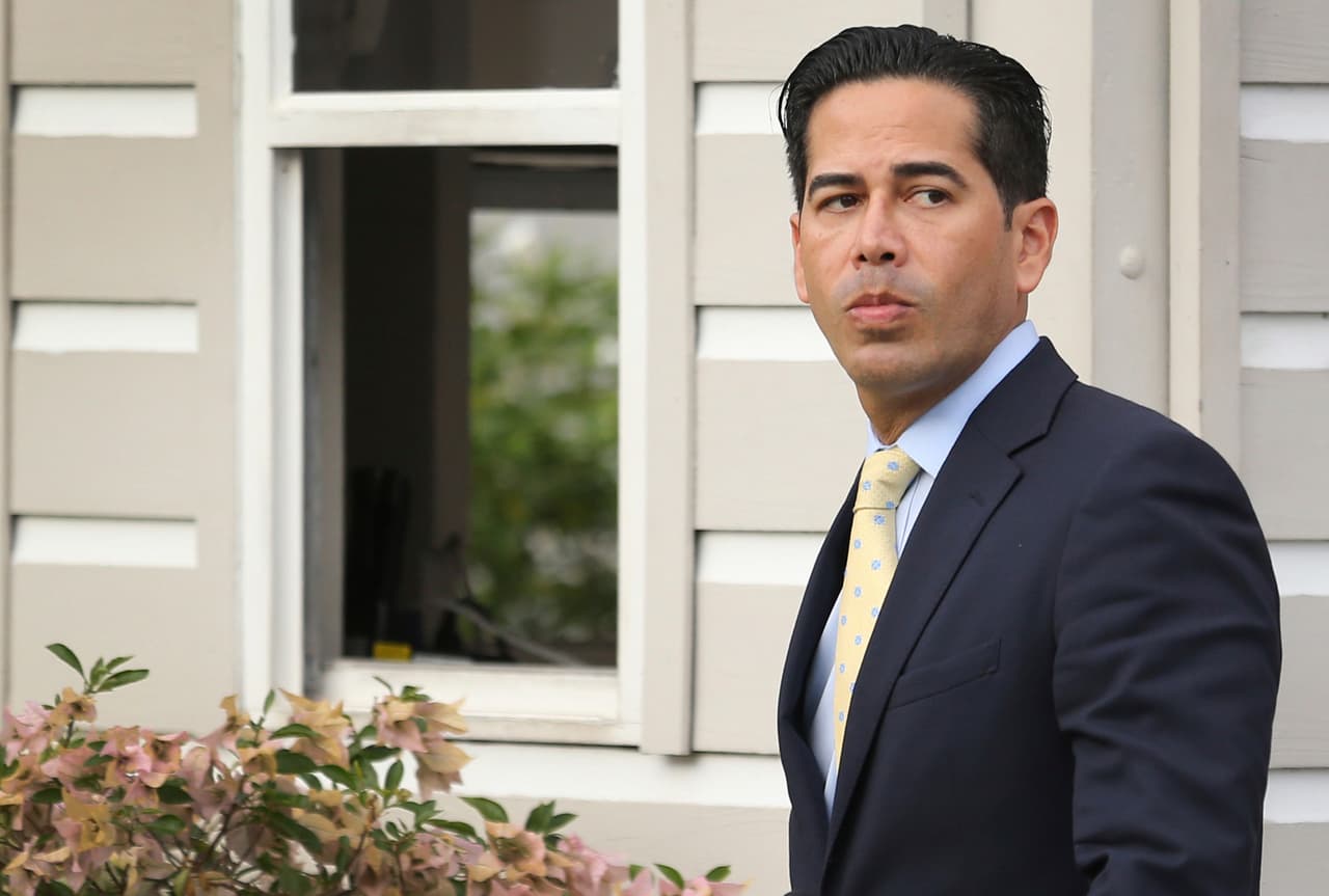 Edwin Miranda, publicista y presidente de la firma publicitaria KOI. Mientras discutían el certamen Miss Universo, Sánchez preguntó cuándo compitió la senadora Evelyn Vázquez. Miranda contestó: "El Black Angus lo cerraron en el 1996". Miranda hacía referencia a un prostíbulo en San Juan.