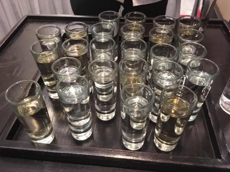 Al finalizar el encuentro con los medios de comunicación, se ofrecieron 'shots' de su tequila.