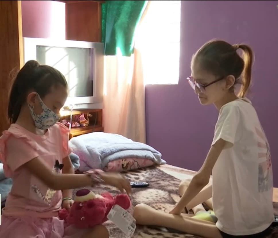 Ahora, con 28 años cumplidos, Ada ve cómo su salud se ha ido deteriorando provocado sobre todo por una serie de complicaciones generadas luego de haber dado a luz a su pequeña hija, Jimena. “En 2016 me realizaron una gastrectomía parcial, por lo que me quitaron parte del estómago, pero un año después se dieron cuenta que le había crecido otra vez,
<b> por lo que nos dieron la opción de quitarlo todo”</b>, cuenta Ada. 
<br>