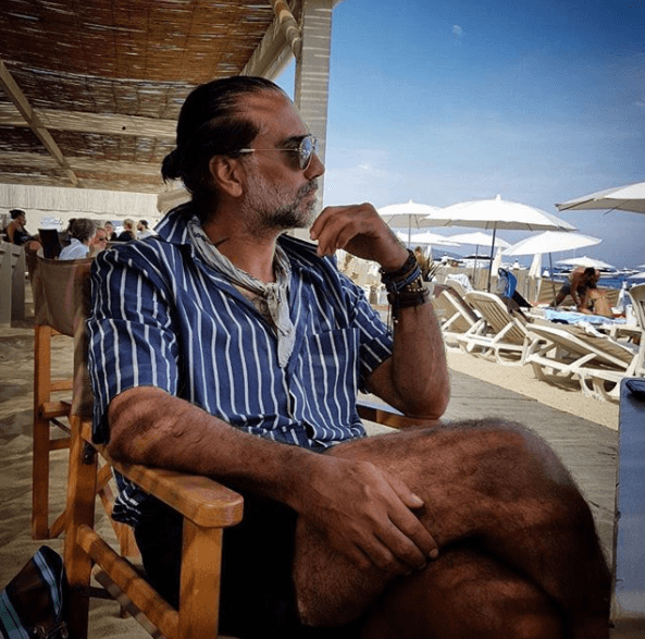 A sus 46 años de edad 'El Potrillo' también ha mostrado el color blanquisco que han tenido su barba y cabellera con el paso del tiempo.