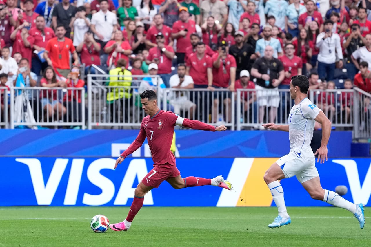 Cristiano Ronaldo, de Portugal, anota el tercer gol de su equipo durante el partido de fútbol en Houston