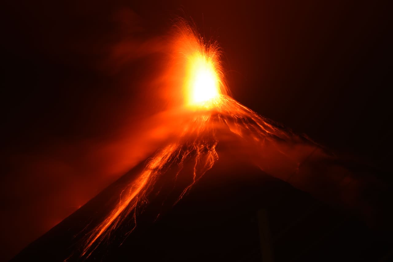 <b>Otra vez el Volcán de Fuego de Guatemala</b>. Cinco meses después de que dejara casi 200 muertos cuando
<a href="https://www.univision.com/noticias/erupcion-volcanica/al-menos-62-muertos-deja-la-fuerte-erupcion-del-volcan-de-fuego-en-guatemala"><u>lanzó ríos de lava y una fuerte lluvia de ceniza</u></a>,
<a href="https://www.univision.com/noticias/erupcion-volcanica/el-volcan-de-fuego-que-dejo-casi-200-muertos-en-junio-vuelve-a-entrar-en-erupcion-en-guatemala">volvió a hacer erupción uno de los volcanes más activos de Centroamérica.</a> Más de 4,000 personas fueron evacuadas de varias aldeas cercanas al volcán pero algunos residentes prefirieron quedarse en sus casas. 19 de noviembre de 2018.