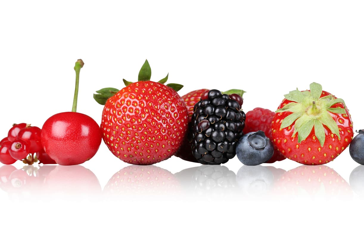 Si eres de las que llega a la mesa con muchísima hambre, lo ideal es comer una pieza de fruta unos 30 minutos antes de comer.