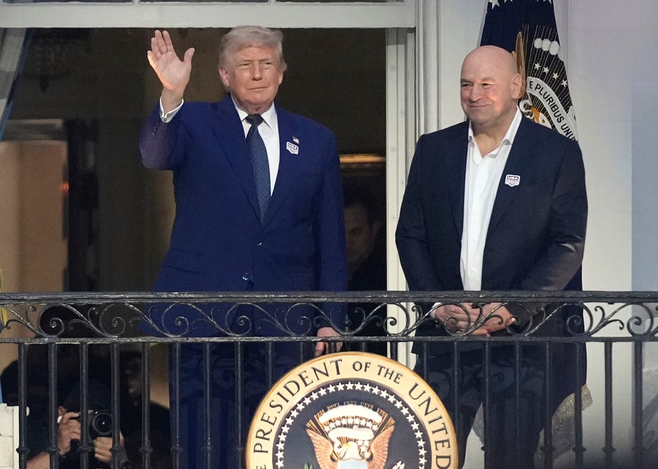 El presidente Donald Trump saluda junto a Dana White, presidente y director ejecutivo de la UFC, a su llegada al evento UFC.