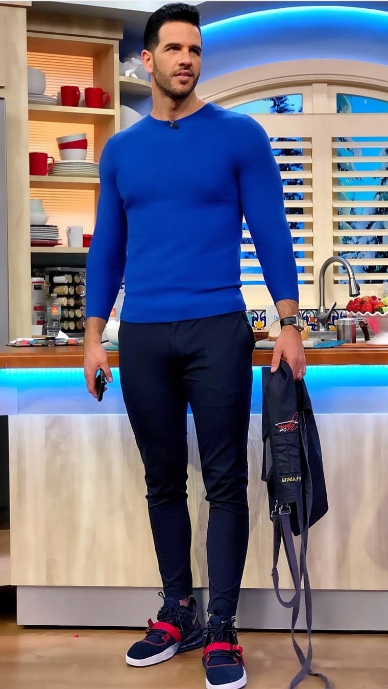 Yisus presumió en sus redes sociales un estilo muy casual, lleva una playera ligera de manga larga en tono azul cobalto, jeans y tenis. Un claro ejemplo que en la moda para hombre también se puede jugar con este color.