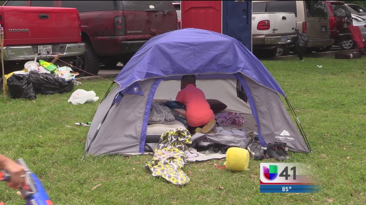 Familias festejan la Pascua acampando en los parques públicos de San Antonio