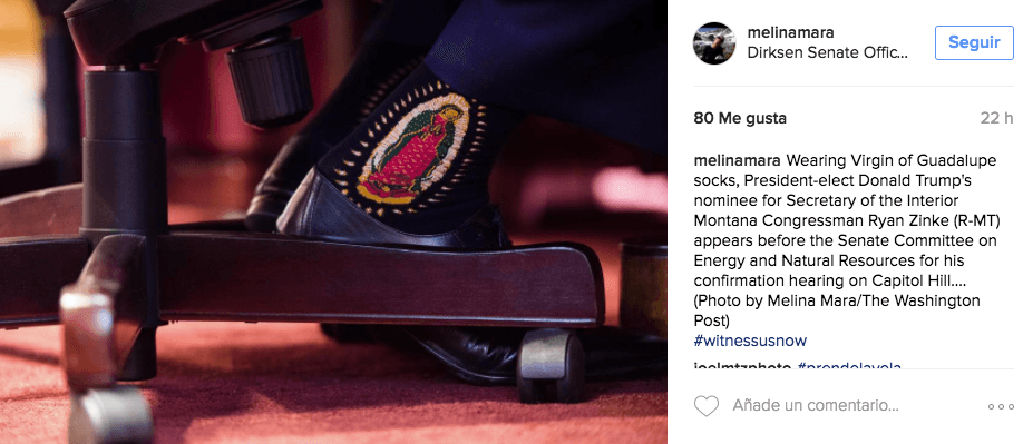 El
<a href="http://www.univision.com/noticias/politica/donald-trump-elige-al-congresista-ryan-zinke-para-ser-su-secretario-de-interior">próximo secretario de Interior</a>, Ryan Zinke,
<b>con sus medias de la Virgen de Gudalupe</b> en su audiencia de confirmación en el Senado ante el Comité de Energía y Recursos Naturales. La imagen de las medias fue captada con muy buen ojo por la fotógrafa del Washinfton Post, Melina Mara,
<a href="https://www.instagram.com/p/BPYYP8NjOH4/?taken-by=melinamara">que la subió a su Instagram</a>. Desde el
<a href="http://www.univision.com/noticias/edicion-digital/congresista-ryan-zinke-en-el-ojo-de-las-redes-sociales-por-usar-medias-de-la-virgen-de-guadalupe-en-el-capitolio-video">Noticiero Digital</a> se pusieron en contacto con la oficina de prensa de Ryan Zinke pero no quisieron comentar al respecto.