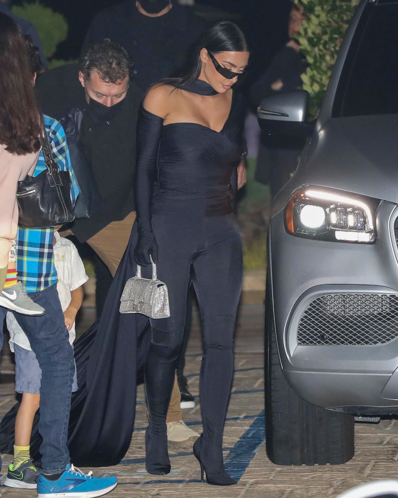 Para la Met Gala 2021 de este lunes 13, se espera que la diseñadora de la marca, Demna Gvasalia, sea quien vista a Kim Kardashian, según Daily Mail.
<br>