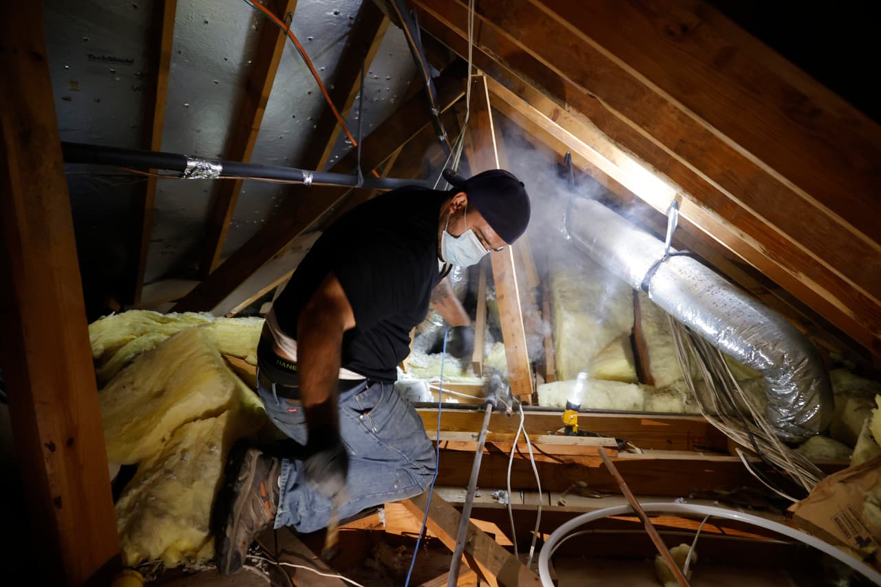 Limpia o cambia los filtros de la calefacción central para que funcionen mejor, es la recomendación de la 
<a href="https://dallascityhall.com/departments/officeemergencymanagement/Pages/Winter-Weather-is-Here.aspx" target="_blank">Oficina de Manejo de Emergencia de Dallas</a>.