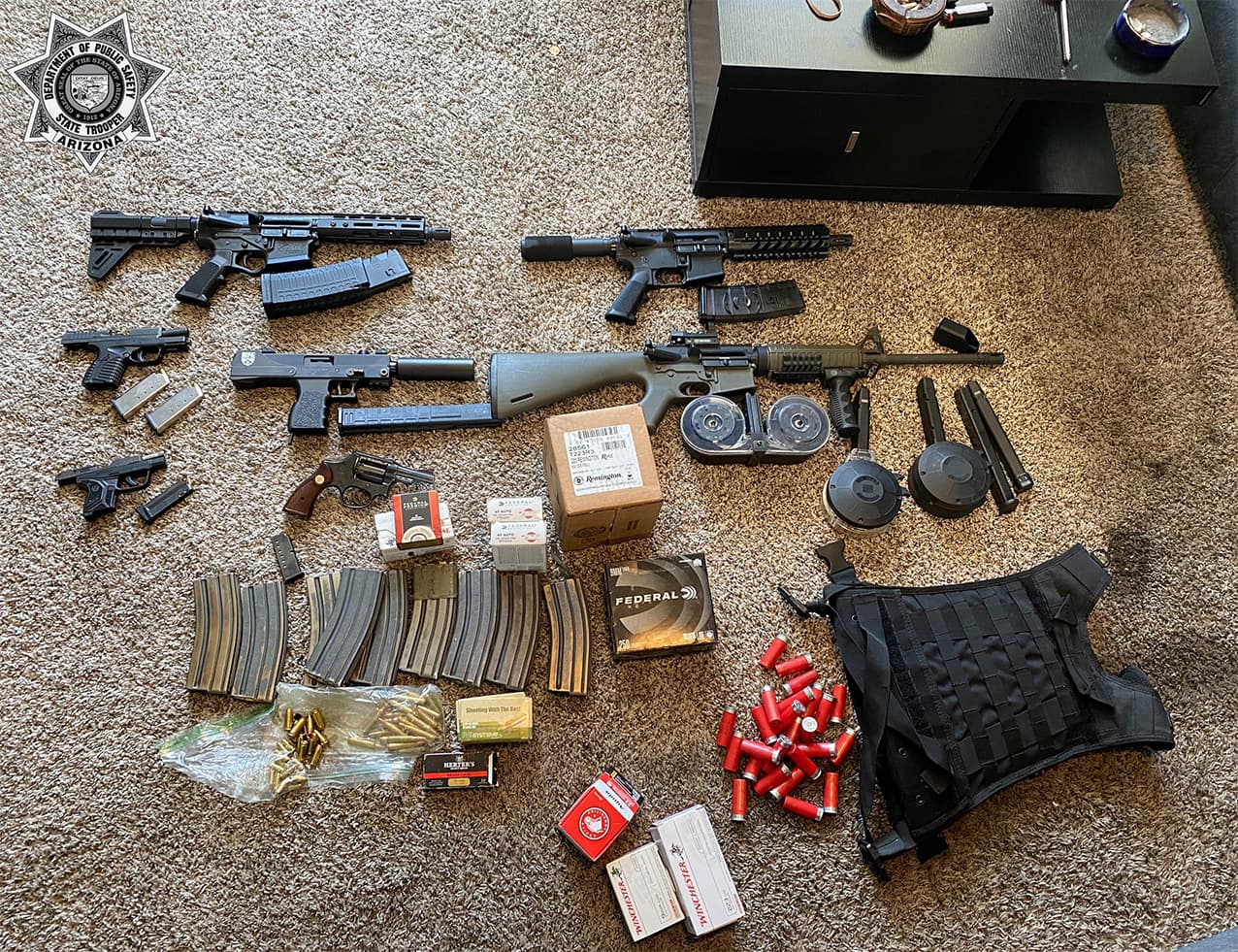 <a href="https://goo.gl/maps/fkV496Ah4UE46yLD8" target="_blank">De acuerdo con un comunicado de AZDPS</a>, el conductor de un Kia blanco [quien luego fue identificado como Quinten F. Davis] redujo la velocidad de su vehículo para luego dispararle a otro auto. 
<br>