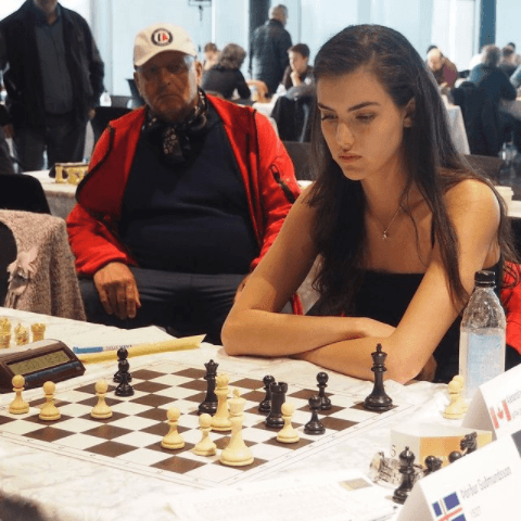 Desde los 6 años, Alexandra empezó a jugar ajedrez por influencia de su papá.