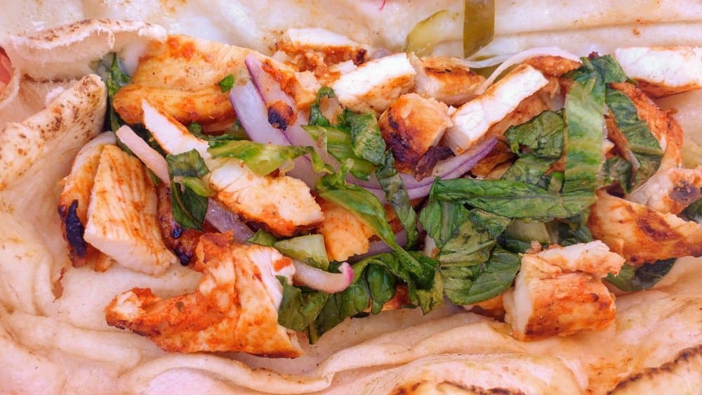 El puesto número 1 del listado se lo lleva el food truck
<b>Shawarma Guys de San Diego</b>. Abierto de lunes a sábado entre las 11 y 8 pm, este lugar se coronó como el mejor de 100 de todo el país. No olvides degustar el plato más popular: chiken shawarma.