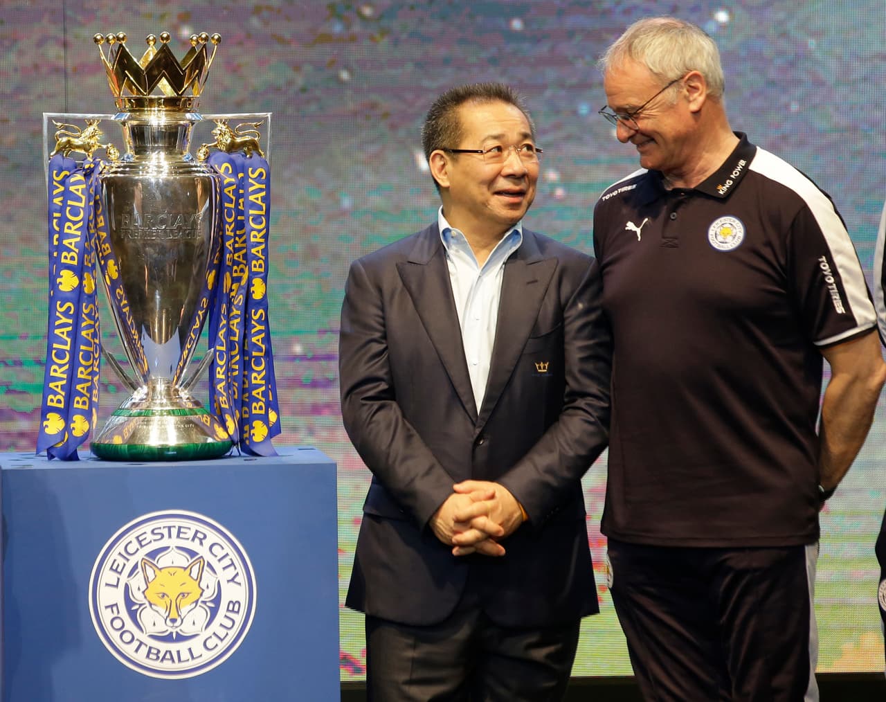 Con Vichai Srivaddhanaprabha como presidente y Claudio Ranieri como técnico (derecha) el Leicester City ganó la Premier League en la temporada 2015-2016.
