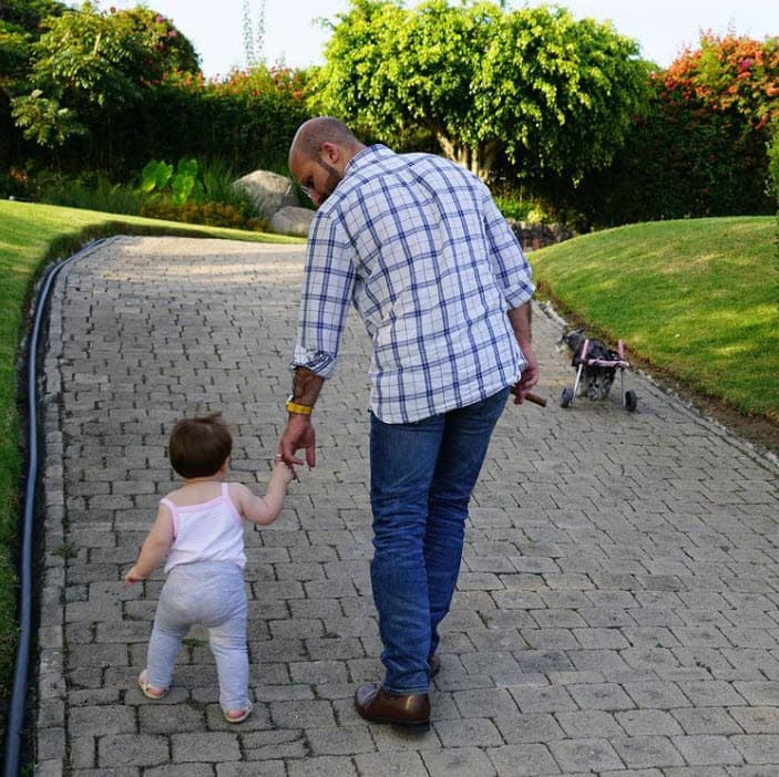 Hoy, es padre de una niña, Julia, de 3 años. A finales de agosto pasado, Imanol Landeta hizo públicas las diferencias que tiene con su ahora exesposa, María Julia Ruiz, a quien le ha rogado
<b><a href="https://www.univision.com/famosos/imanol-landeta-y-su-ex-pelea-por-su-hija-preocupa-a-manuel-landeta" target="_blank">que no se lleve a la menor</a></b> ante los planes que ella tenía de mudarse de Ciudad de México a Sonora para rehacer su vida al lado de otro hombre.
<br>