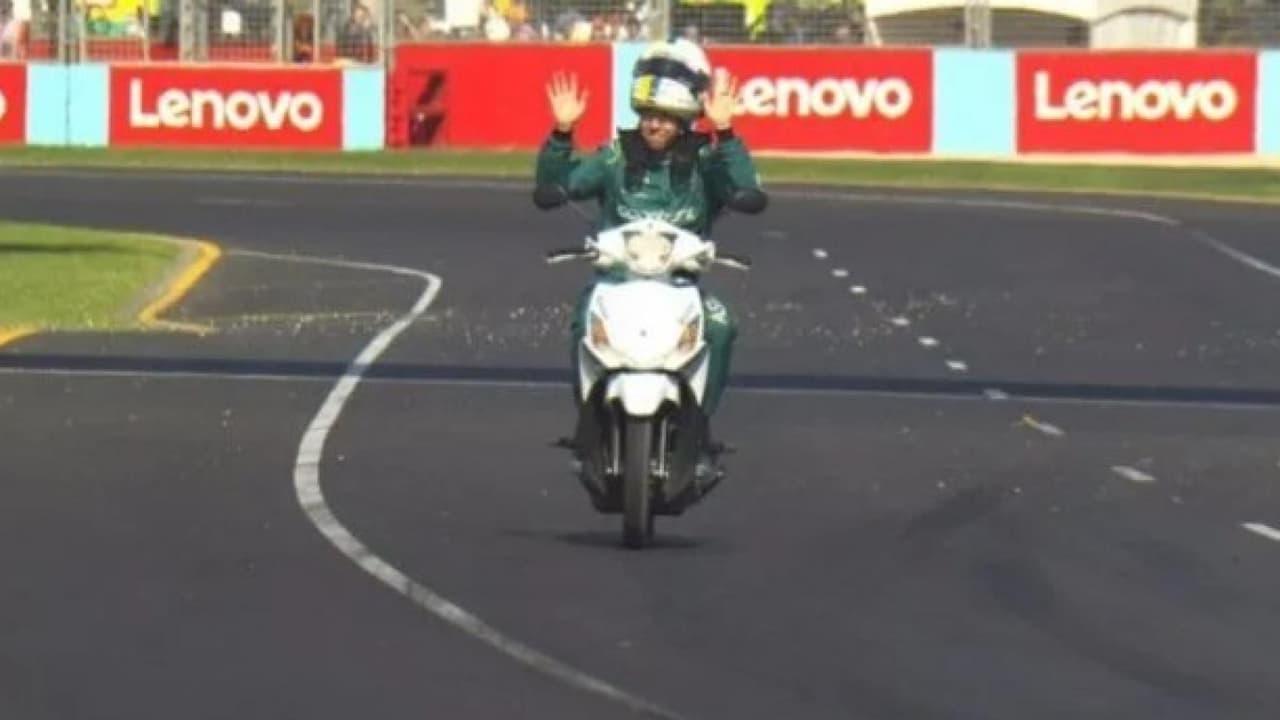 Sebastian Vettel es multado por volver en motocicleta a boxes