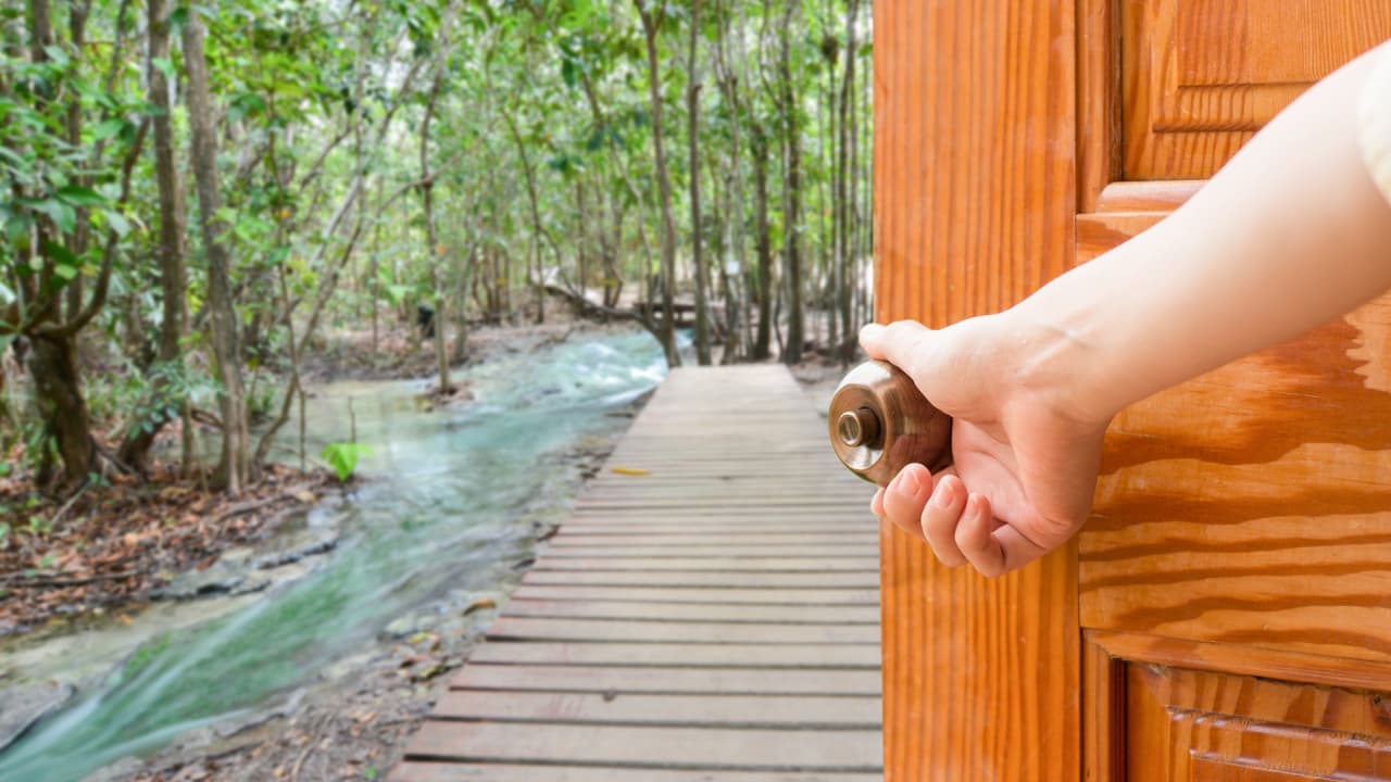 Las manijas de las puertas o pomos, deben ser limpiados y desinfectados cada vez que alguien entre o salga de la casa. Mira también: 
<a href="https://www.univision.com/local/los-angeles-kmex/cuanto-tiempo-dura-el-coronavirus-en-la-ropa-o-los-zapatos-video">¿Cuánto tiempo dura el coronavirus en la ropa o los zapatos? </a>