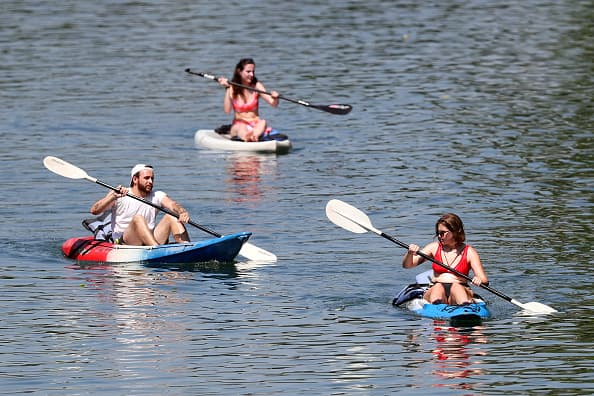 <b>A partir del 19 de junio: </b>Los parques de diversiones y los carnavales en los condados con más de 1,000 casos positivos confirmados de COVID-19 pueden abrir al 50% de su capacidad. La mayoría de las zonas al aire libre no tienen límite de personas permitidas.
<br>
<br>
