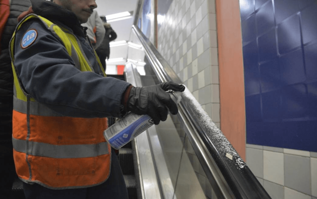 La señora Dora dice que todos los días se transporta en autobuses de la CTA y se ha tenido que adaptar a los cambios. "Si no es uno puede ser algun otro que anda contaminado...no se sabe verdad. "Tenemos que protegernos".
