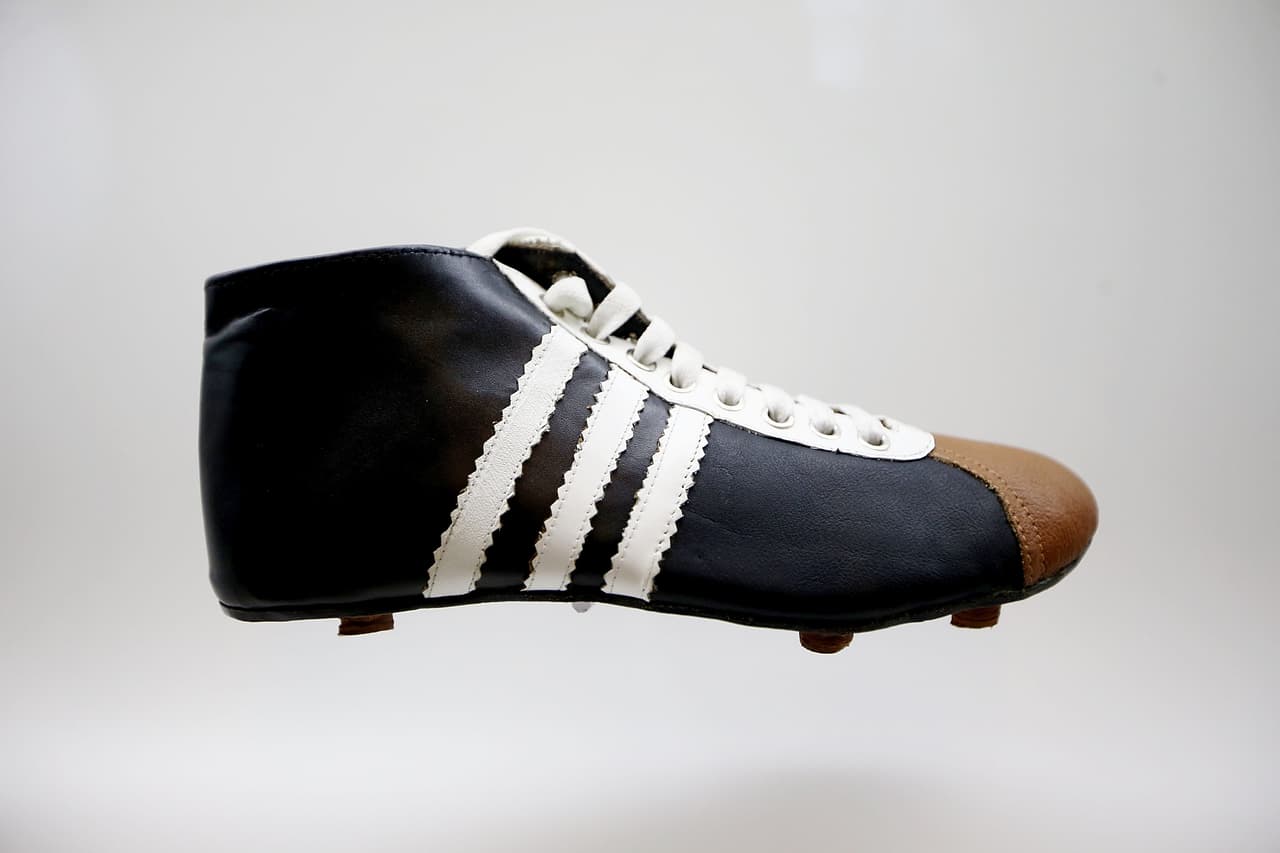 Así evolucionaron las zapatillas deportivas para jugar fútbol en la década de los 50