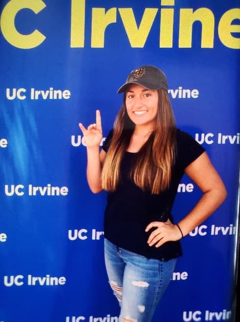 <b>Danielle Chávez</b> — University of California, Irvine
<br>
<br>"Danielle es una joven muy responsable y dedicada, con metas claras y el espíritu para ayudar a los demás. Este junio se gradúa con una licenciatura en biología y tiene planes de ingresar a la escuela de medicina con especialización en pediatría. Somos unos padres muy orgullosos y la apoyaremos en todo siempre. ¡Adelante Dani!"