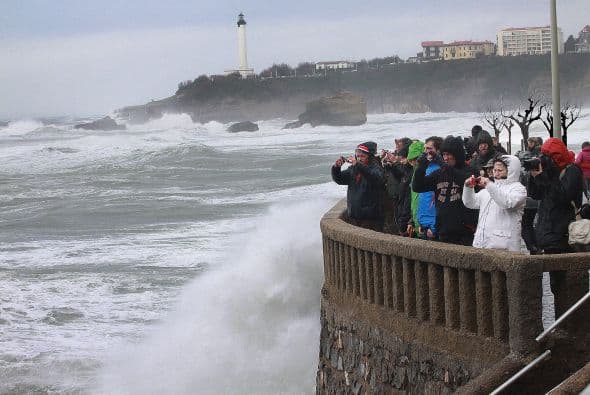 El sistema de transporte público fue suspendido durante la mañana a causa de la fuerte precipitación.