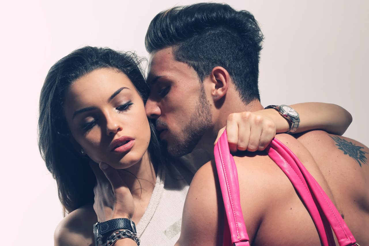 Recuerda que Escorpión –al igual que Cáncer y Piscis- es un signo de agua el elemento que representa el mundo de las emociones insondables, desde pasiones compulsivas y temores irracionales hasta sentimientos de compasión y amor universales, o sea, se va de un extremo a otro.