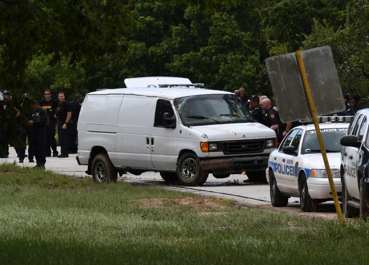 Los socorristas que llegaron al lugar en el momento del accidente no pudieron rescatar a la familia atrapada. “Al acercarse al lugar vieron un hombre agarrado de un árbol y pudieron rescatarlo", informó el alguacil de Houston Ed González. Esta persona les indicó que en la camioneta se habían quedado "varios familiares, varios niños".