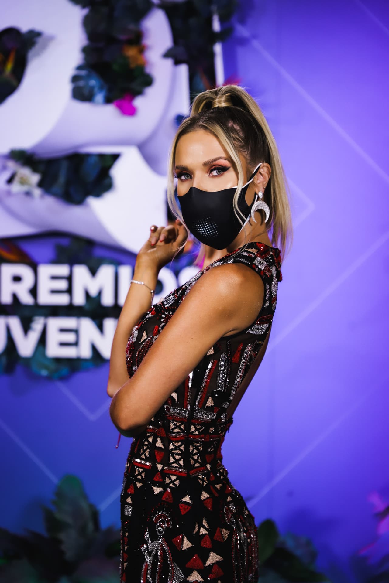 La actriz llevó el pelo recogido en una pony tail y un cubrebocas doble, que también dirigió la mirada hacia sus aretes en forma de luna.