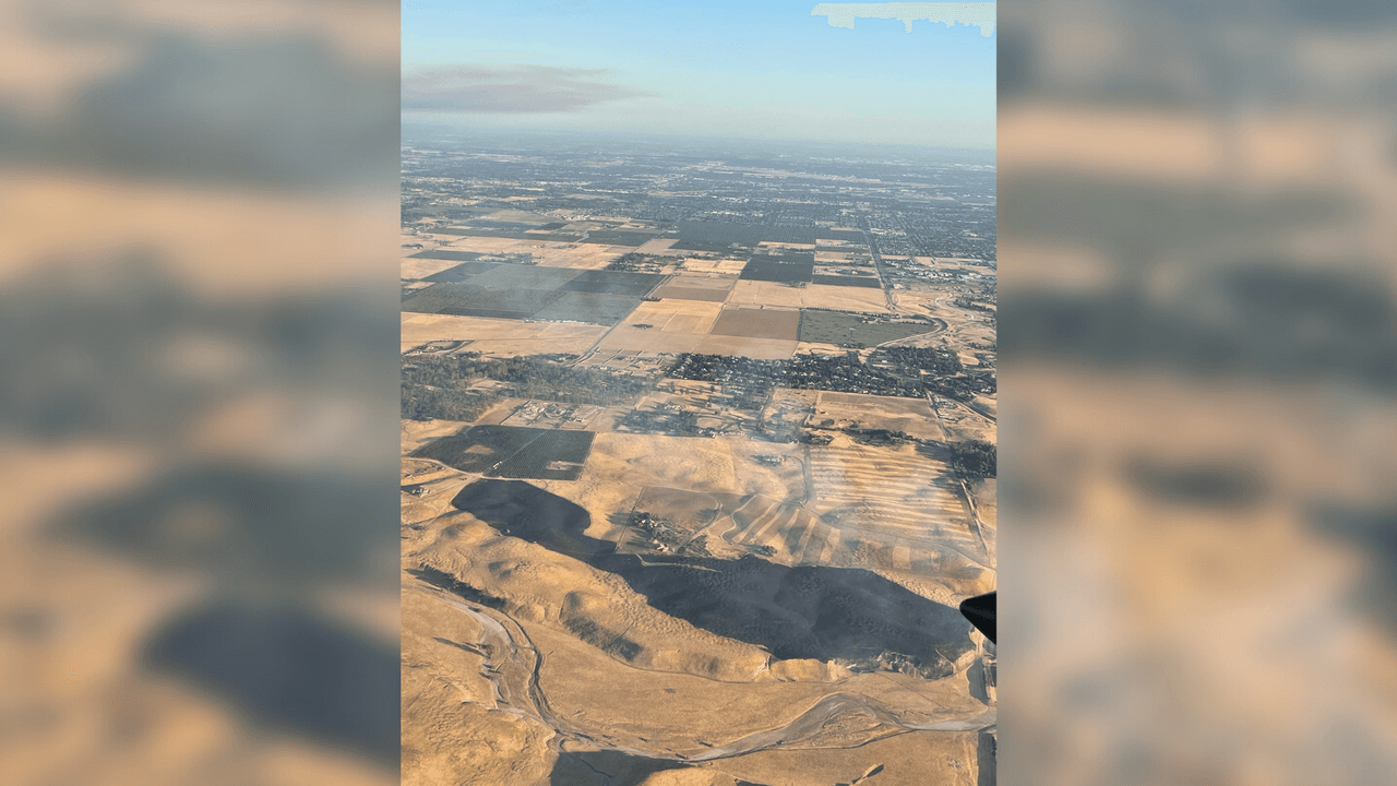 Las autoridades cerraron Friant Road temporalmente mientras los bomberos luchaban contra el incendio cuyas causas no han sido precisadas.
<br>