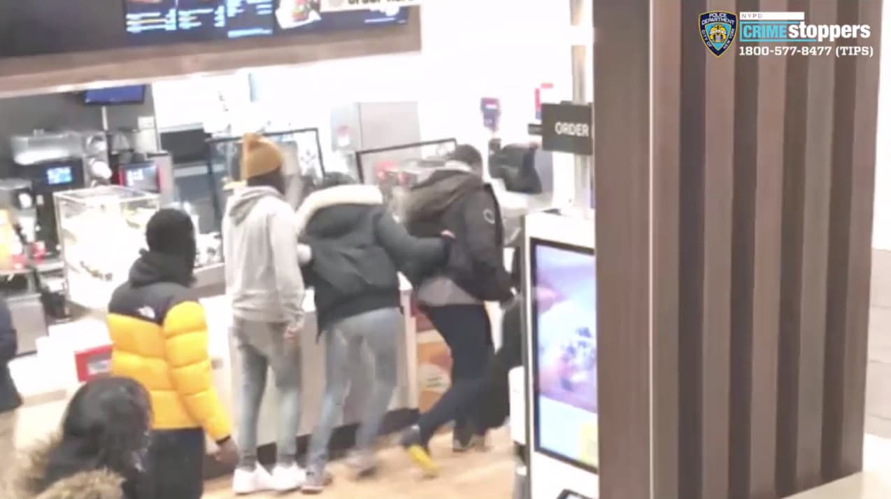 Asaltan a mujer y a buena samaritana que intentó ayudarla en un McDonald's del Bronx