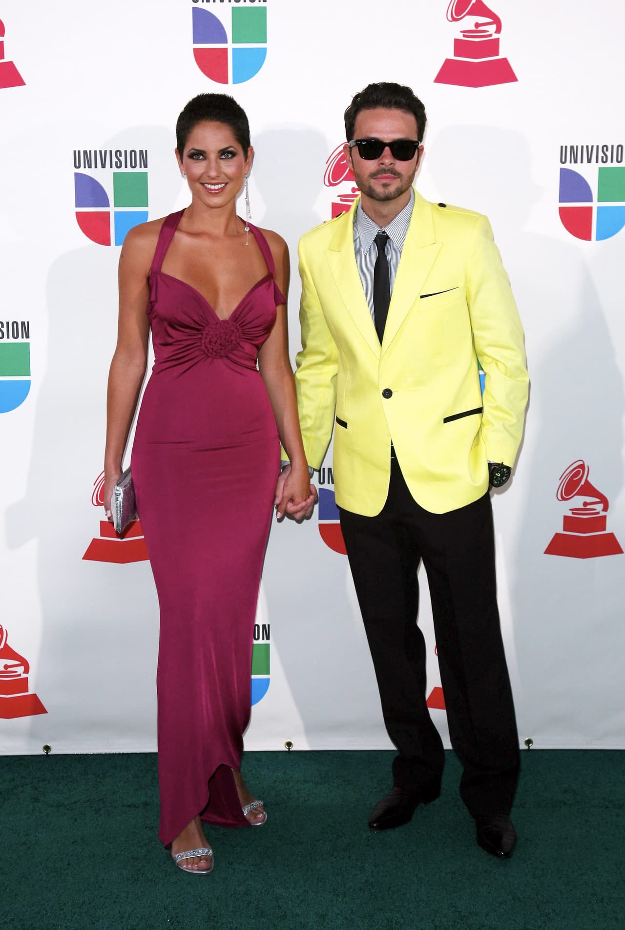 La actriz Barbara Mori y el diseñador José María Torre mantuvieron un romance durante tres años. Fueron una de las parejas más perseguidas del medio y todos querían saber detalles de su relación. Pero, se separaron en 2008. En la foto posan enamorados durante la séptima entrega del Latin GRAMMY de 2006, en Nueva York.