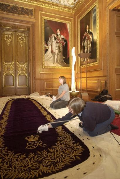 Catherin Howard.- Una cámara de seguridad captó lo que se cree es la imagen de Catherine Howard, una de las esposas de Enrique VIII que fue decapitada por estar señalada de adúltera. La paranormal aparición se habría dado en el castillo de Hampton; la imagen conmocionó a Inglaterra entera, a pesar de que la veracidad de la grabación ha sido puesta en duda.