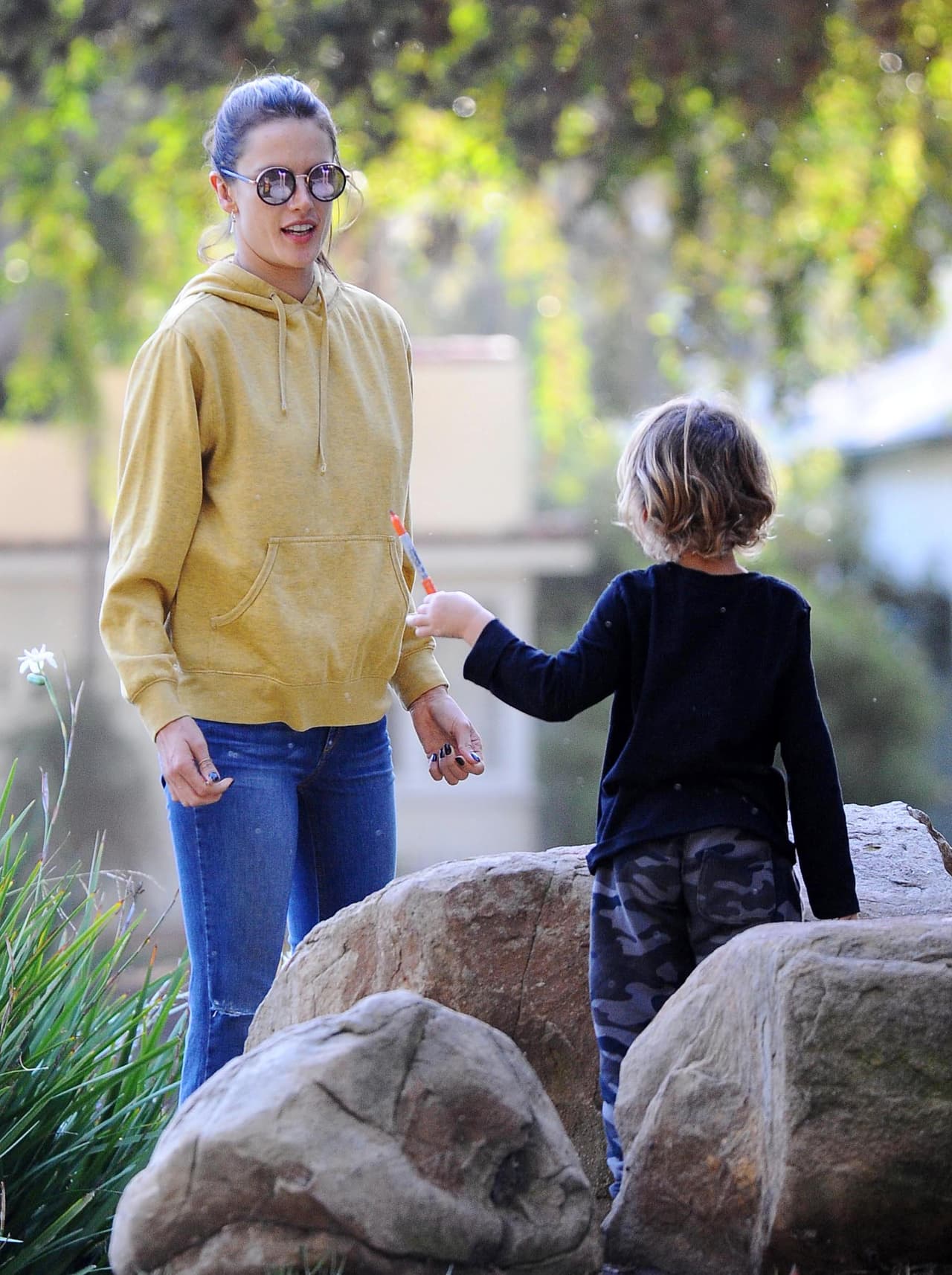 Pero no es muy buena en este juego, su hijo Noah la encontró rápidamente.