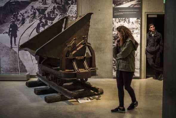 Hoy 27 de enero se conmemoran 70 años liberación de Auschwitz, el campo de concentración donde millones de seres humanos perdieron la vida por la terrible idea de exterminación de la población judía. Impresionante video #Auschwitz70 aquí Galería que la humanidad no debe olvidar.