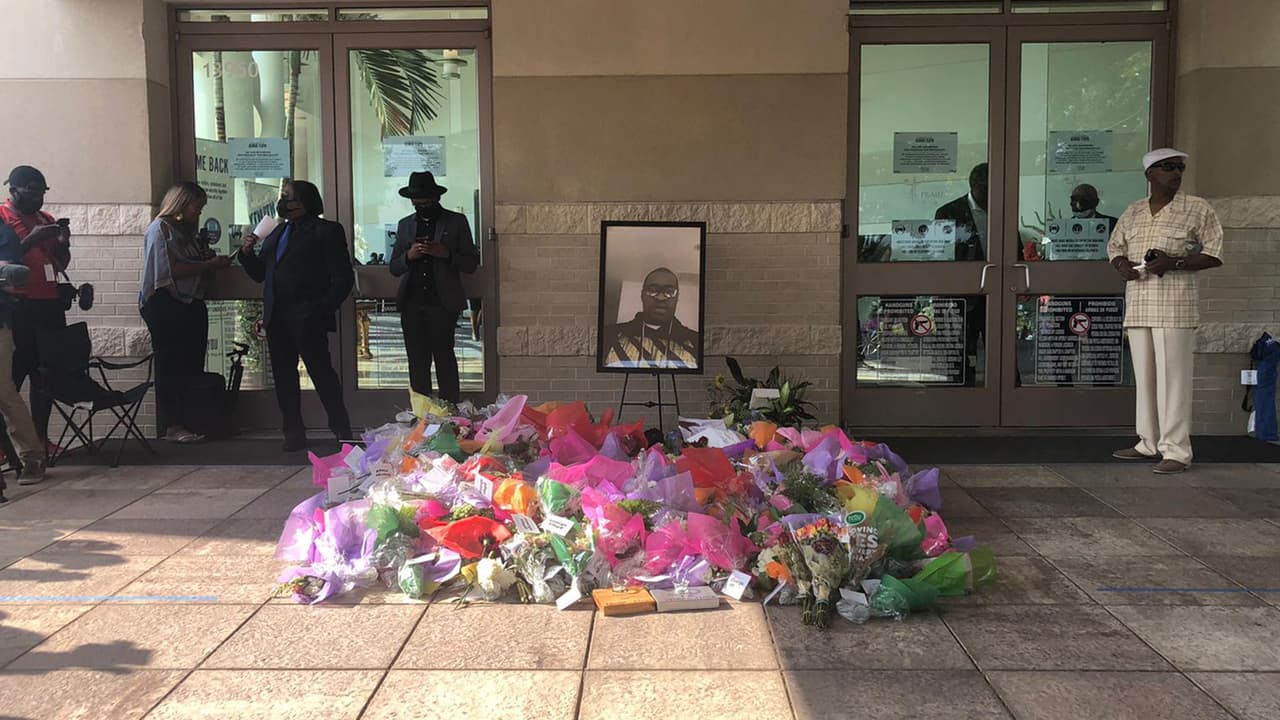 La misa se lleva a cabo en la iglesia Fuente de Alabanza, en el 13950 de Hillcroft Avenue a la que asistirán sus familiares, amigos y algunos invitados especiales.