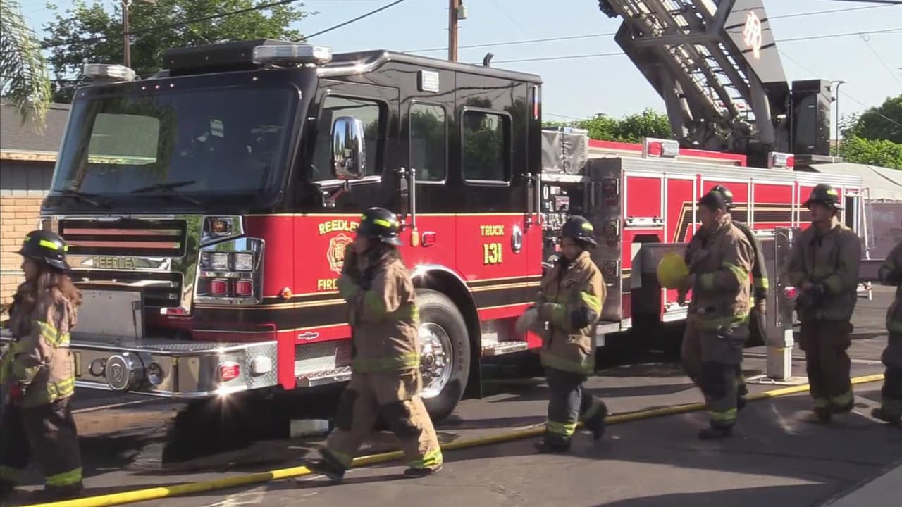 Los jóvenes que desean convertirse en bomberos o socorristas cursan un programa especial de capacitación. Las cámaras de Univision 21 atestiguaron un día de estos entrenamientos.