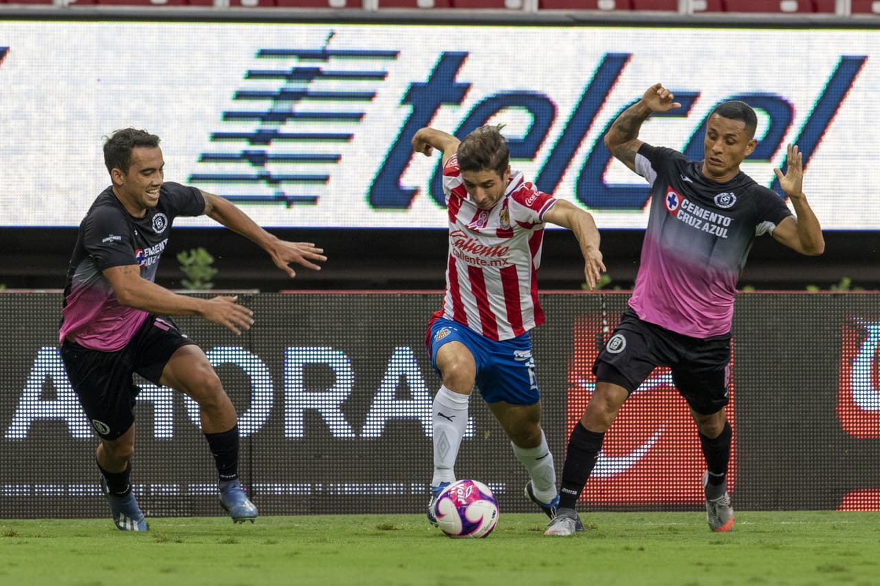 Con goles del Cabecita Rodríguez al 41 y al 90+2, Cruz azul se lleva los tres puntos en su visita a Chivas y el uruguayo llega a 12 goles en el torneo.