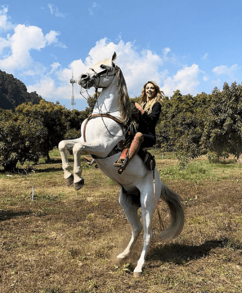 Sin embargo, fue hasta el 2022 que su trabajo como actriz la orilló no sólo a superar completamente el terror que le daba cabalgar, sino también practicar trucos con un grande corcel, como pararlo en dos patas.